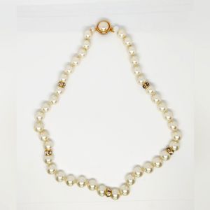 Cream Faux Pearl Glass & Rhinestone Ornate Box Clasp Single Strand Vtg Necklace.